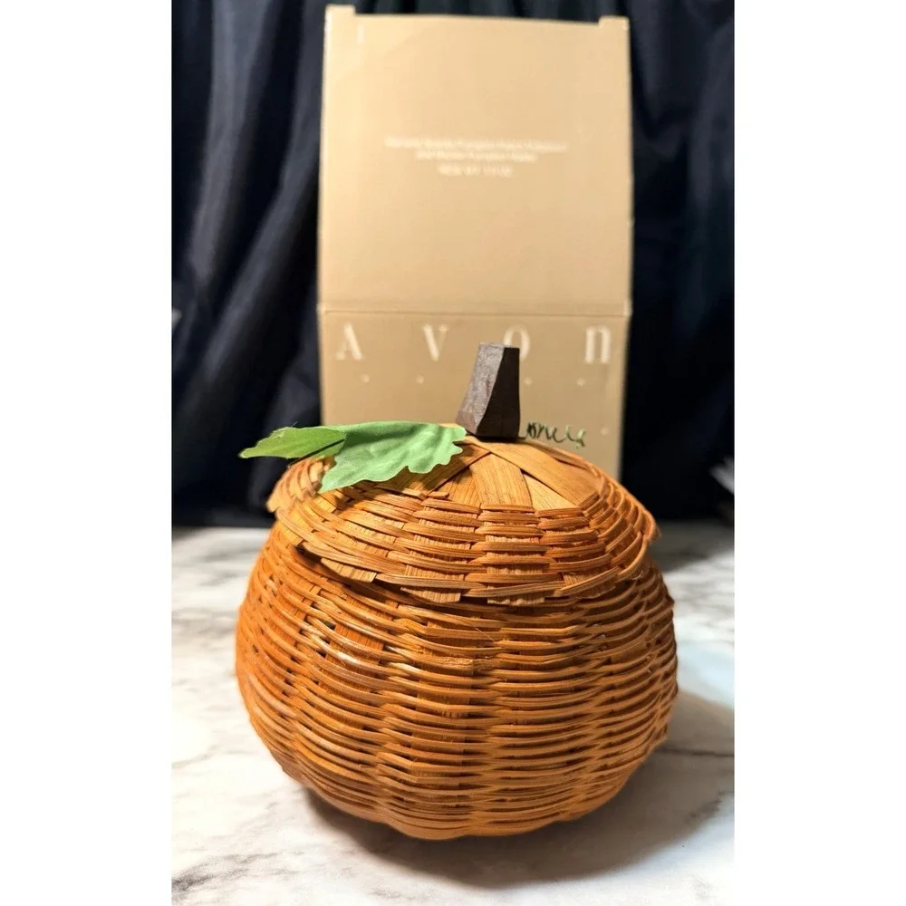Avon Harvest Scents Pumpkin Patch Potpourri‎ and Wicker Pumpkin Holder (2770)